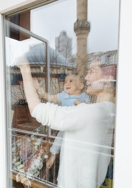 Vrouw In Witte Jurk Met Lange Mouwen Met Baby In Witte Jurk