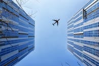 低角度拍摄惊人地捕捉到摩天大楼和飞机在明净蓝天上的景象