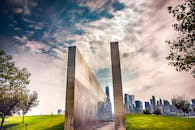 倒影纪念馆令人惊叹，背景是纽约市天际线，天空动态变幻