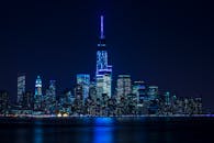 夜晚，纽约市的天际线在哈德逊河上投下明亮的倒影