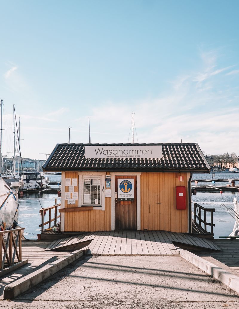 Ufficio del porto in una marina siciliana