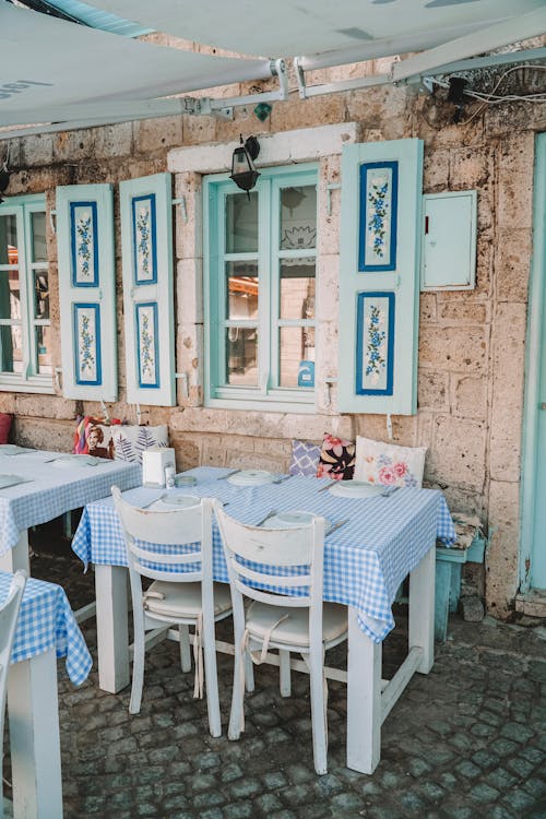 Fotobanka s bezplatnými fotkami na tému dlažobná kocka, drevené stoličky, drevený rám