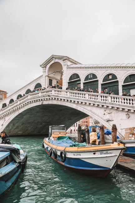 Serene view of the iconic Rialto Bridge spanning the Grand Canal in Venice, Italy.