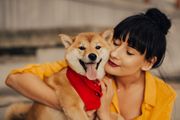 Mujer abrazando a su perro