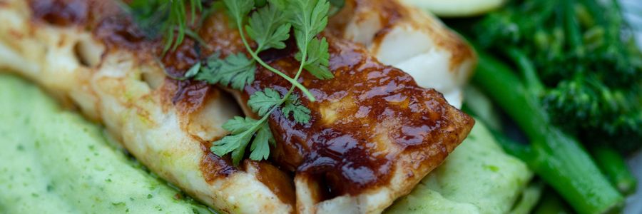 Foto de Peixe grelhado com purê de batata-doce e brócolis