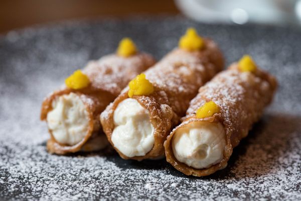 Cannoli siciliani con ripieno di ricotta e zucchero a velo