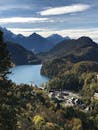 巴伐利亚州的城镇、山脉和湖泊风景如画