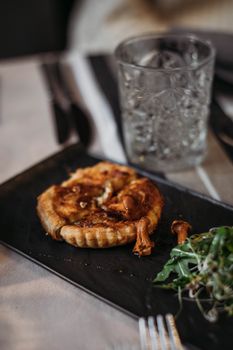 Tarte au bœuf et à la moutarde