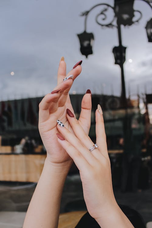 Foto profissional grátis de anel, dedos, mãos