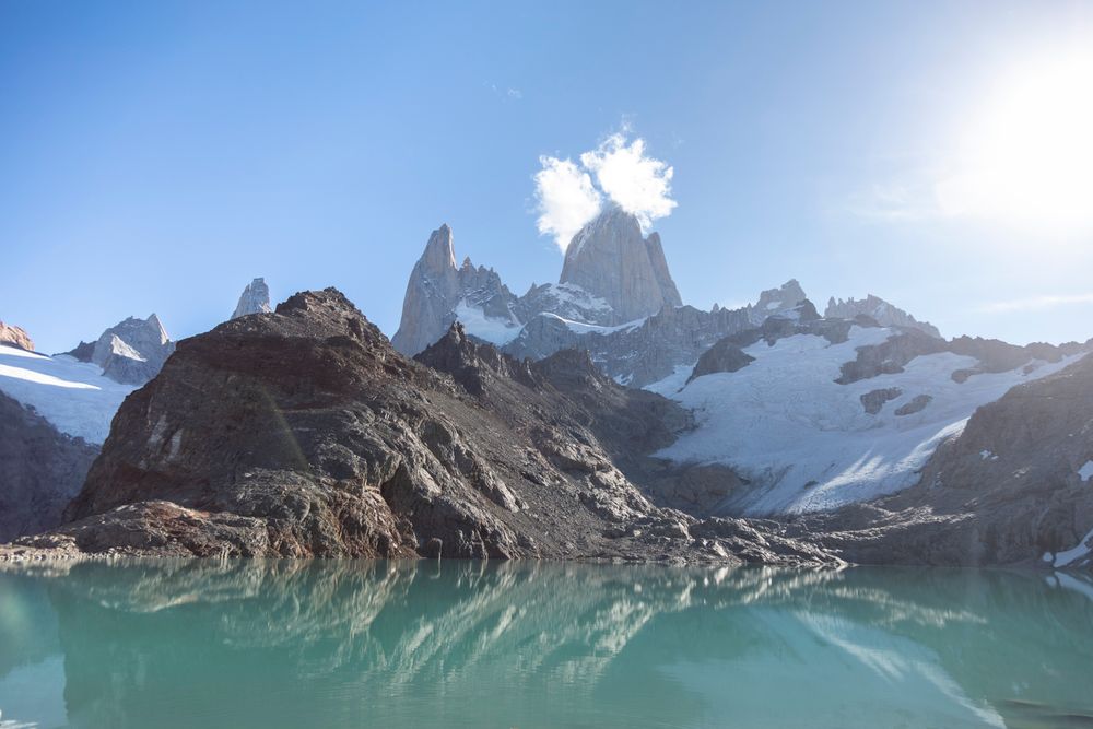 Cerro Fitz Roy reflejado en la Laguna de los Tres al amanecer en El Chaltén