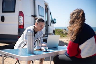 Ziggo verlaagt prijzen, klanten moeten acteren op veranderende prestaties en kosten. Met de nieuwe 'WiFi Garantie' en 'WiFi-pakketten', de firm beschikt over een standaard abonnement aan alle internetsnelheden. Dit voegt toe aan het complexe milieu van de