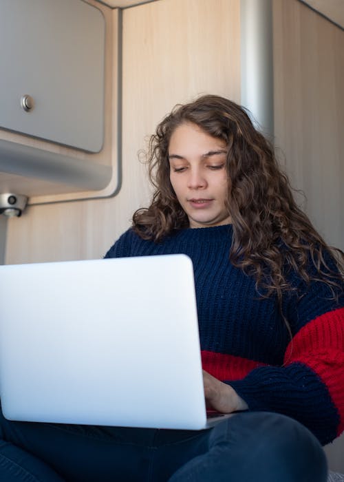 Een Vrouw Die Een Laptop In Een Camper Gebruikt