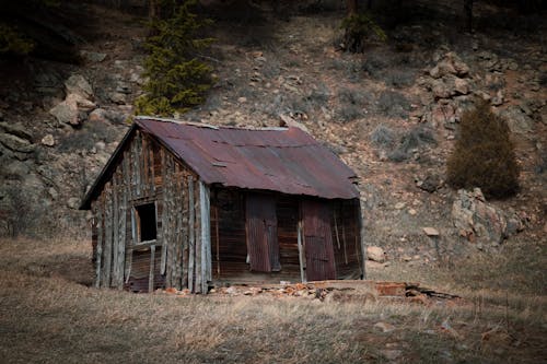 Free Abandoned Wooden Hut in Mountains  Stock Photo