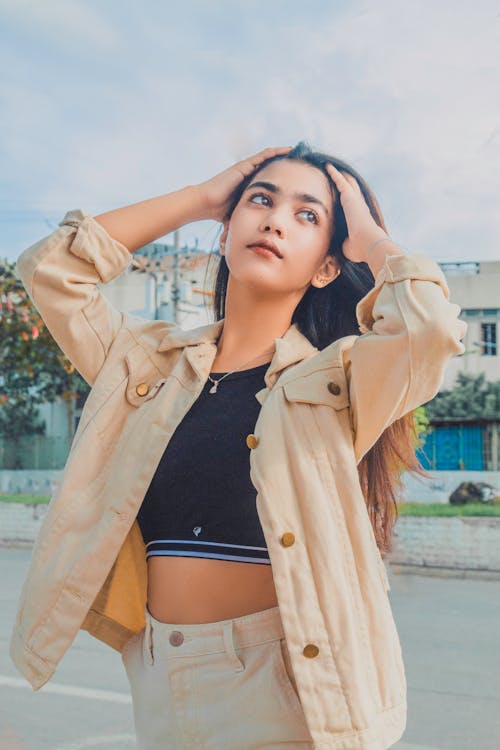 Foto profissional grátis de bonita, cabelo comprido, cidade