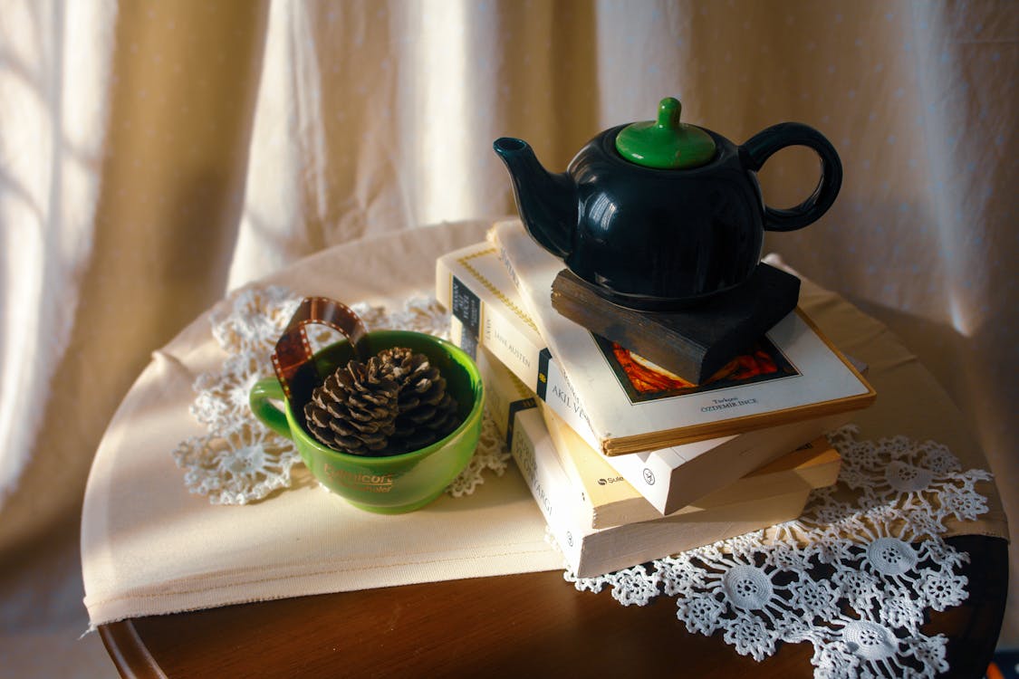 Fotobanka s bezplatnými fotkami na tému borovicové šišky, kanvica na čaj, keramická šálka