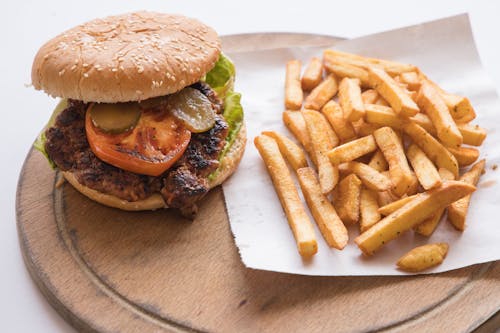 Gratis arkivbilde med biff burger, brikker, burger Arkivbilde