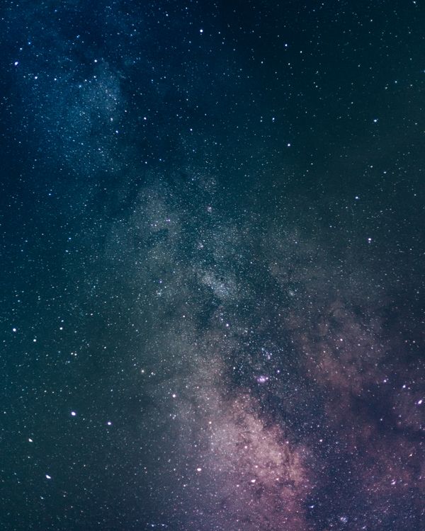 Uma impressionante captura vertical da galáxia Via Láctea, exibindo estrelas vibrantes e beleza cósmica.