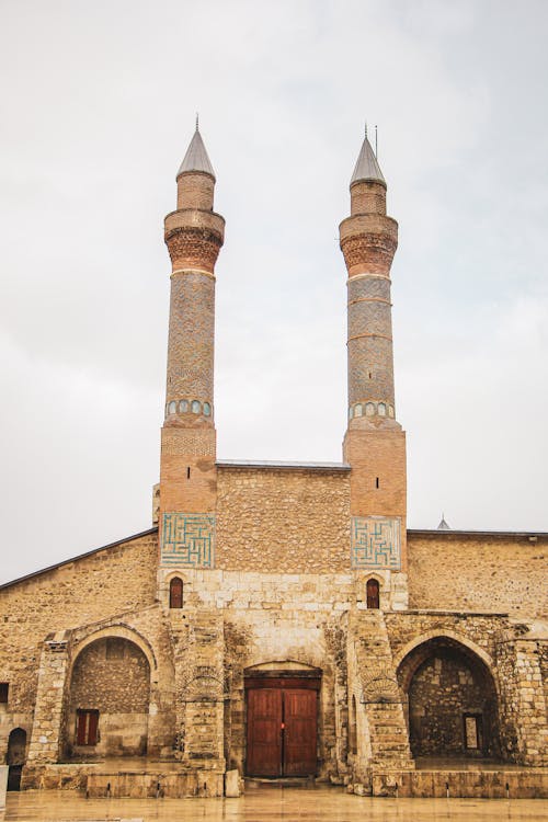 Fotos de stock gratuitas de cifte minareli madraza, edificio, fachada