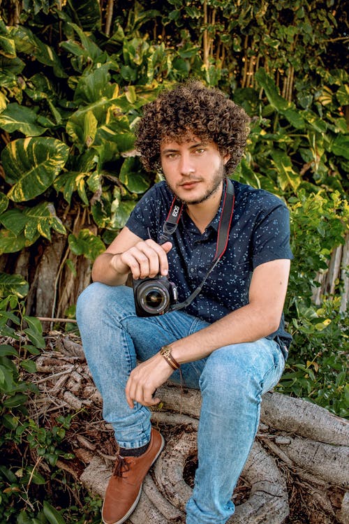 Foto profissional grátis de abotoar, ao ar livre, cabelo cacheado