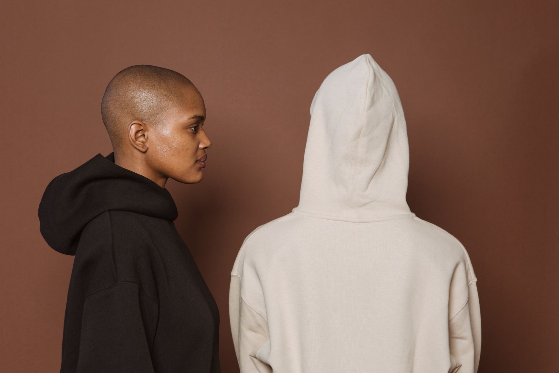 Duo de femmes en sweat à capuche oversize noir et crème sans logo