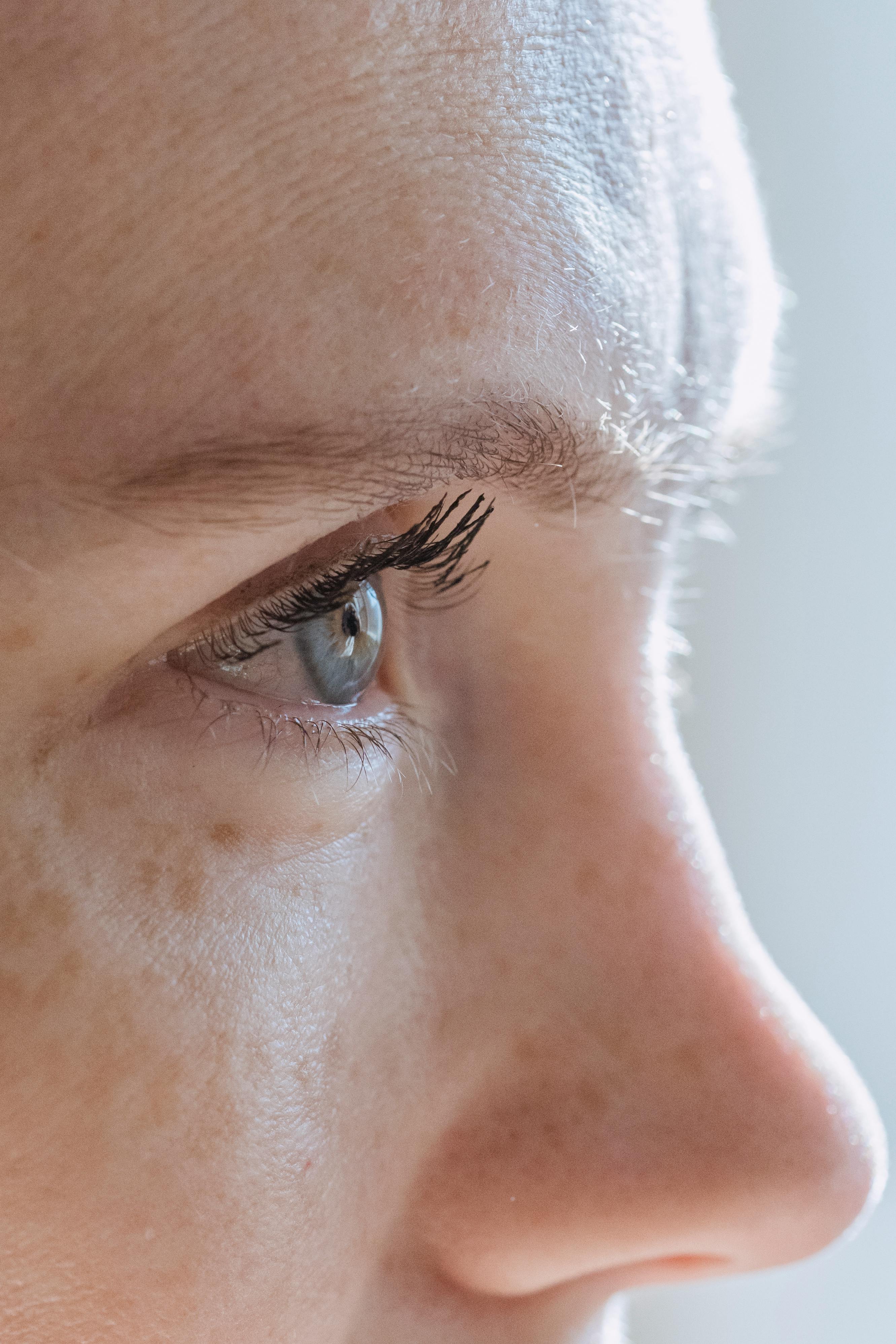 Can You Provide Examples Of Iconic Makeup Moments Where False Eyelashes Played A Significant Role?