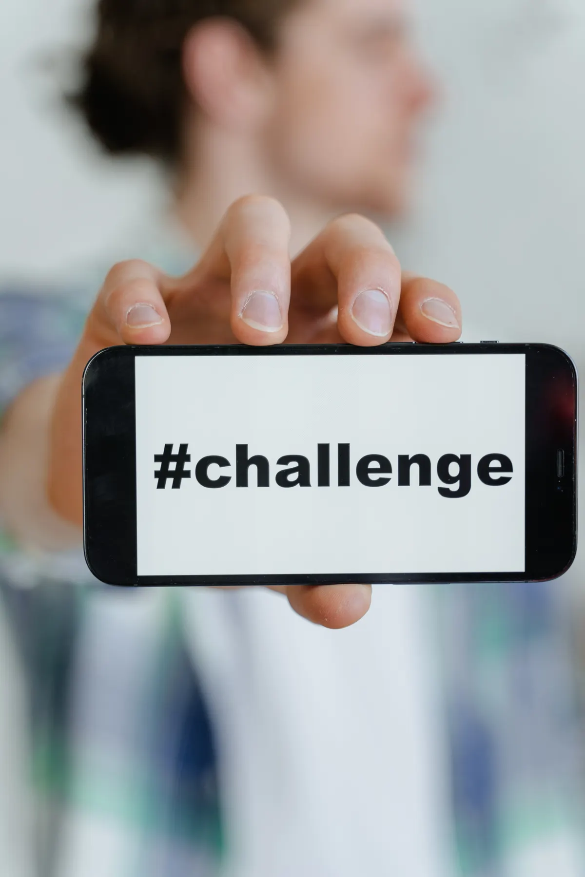 Layar smartphone menampilkan deretan hashtag dan caption media sosial untuk strategi distribusi konten viral