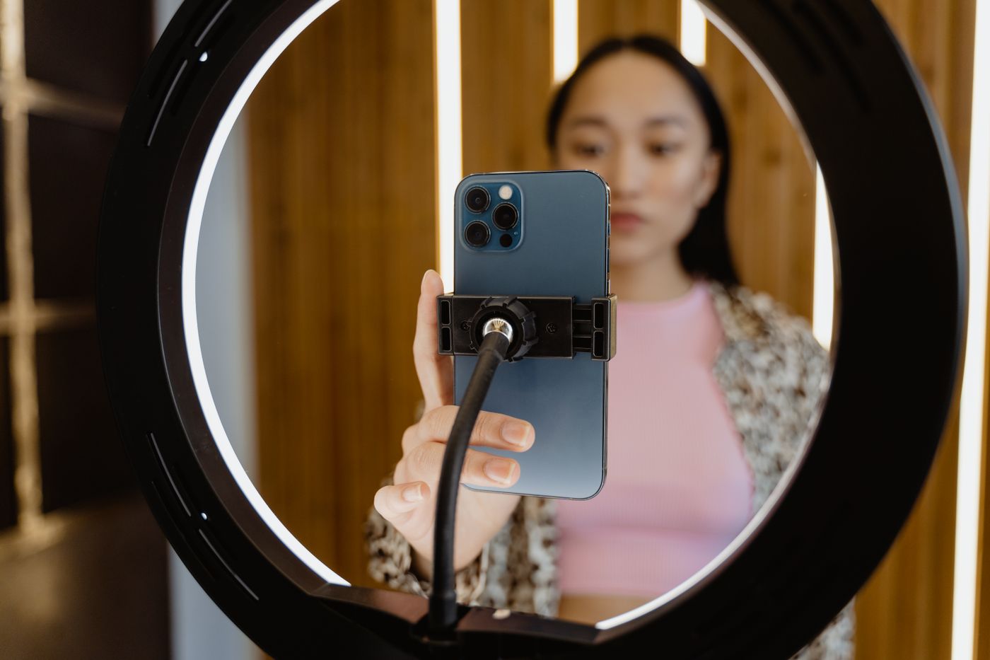 Creadora grabando un reel vertical con smartphone y aro de luz