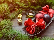 圣诞节的布置很舒适，配有松树、蜡烛和装饰品