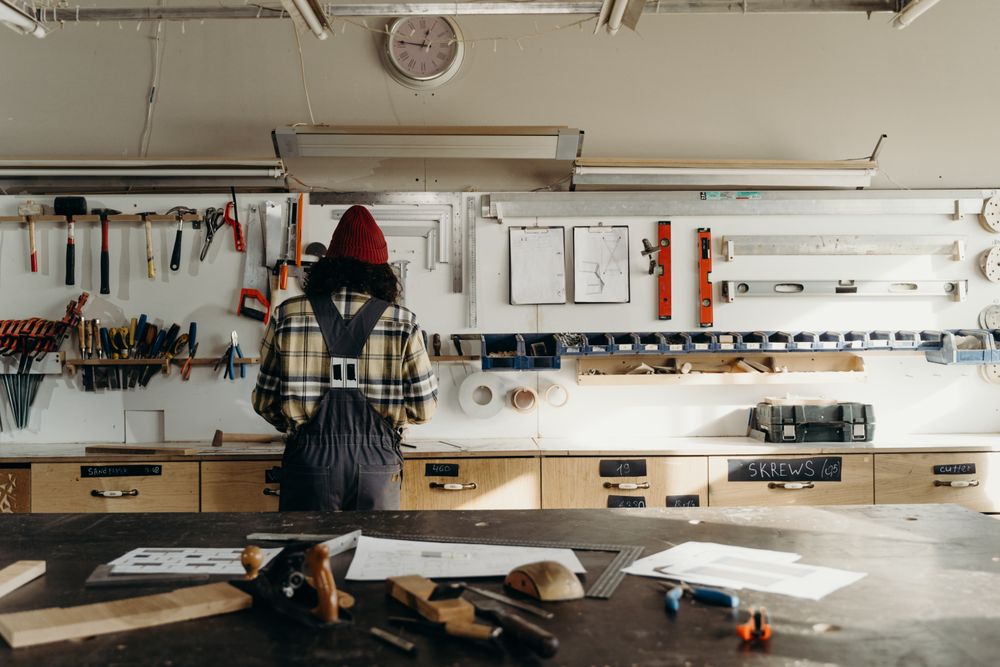 道具が並ぶ木工アトリエの作業場