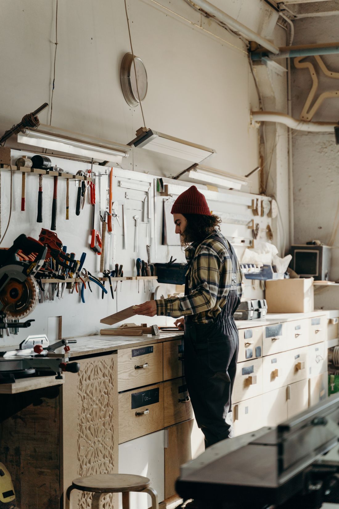 Schreinermeister bei der Arbeit in der Werkstatt von Olaf Hohnen
