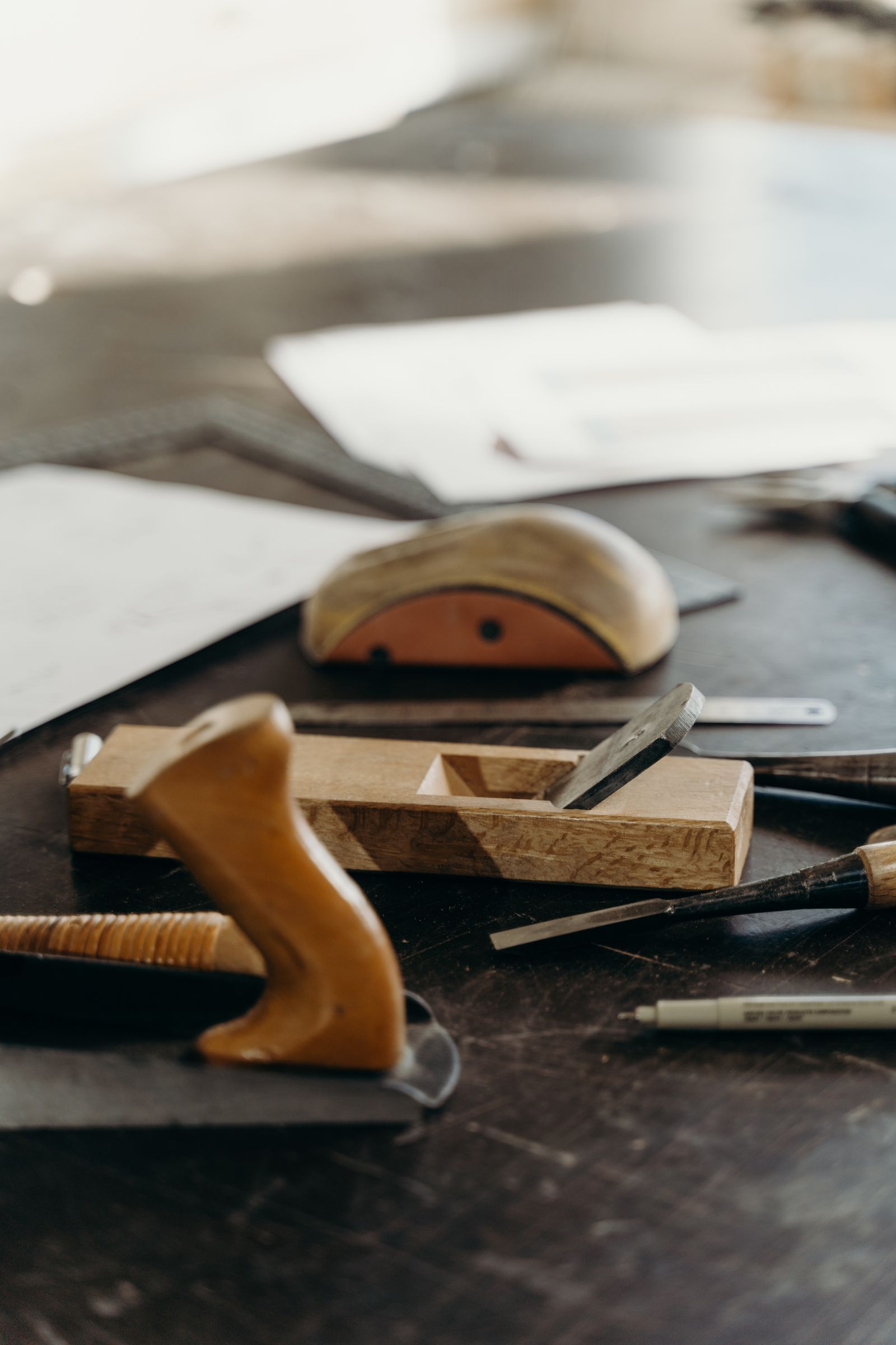Ferramentas de marcenaria em bancada de trabalho
