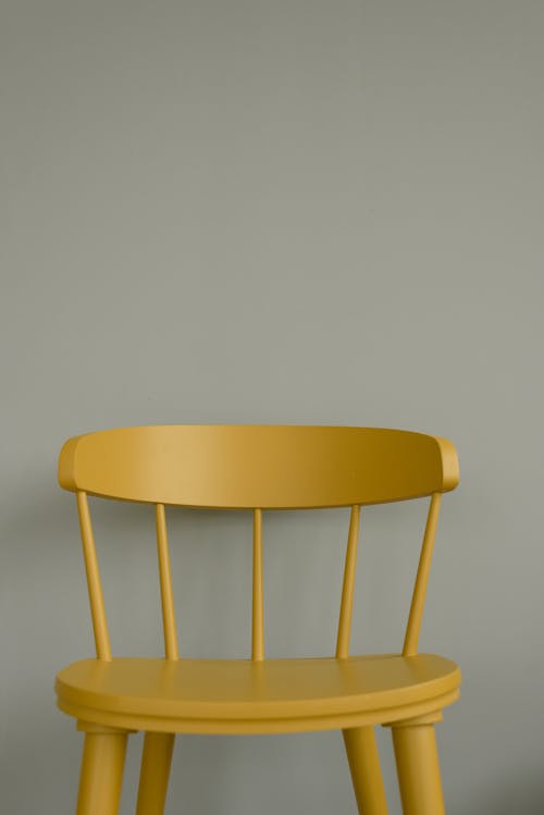 Foto profissional grátis de cadeira amarela, design, fundo cinza