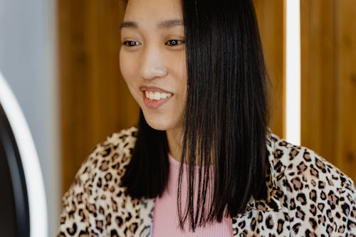 Foto profissional grátis de adolescente, cabelo escuro, camisa com estampa de chita