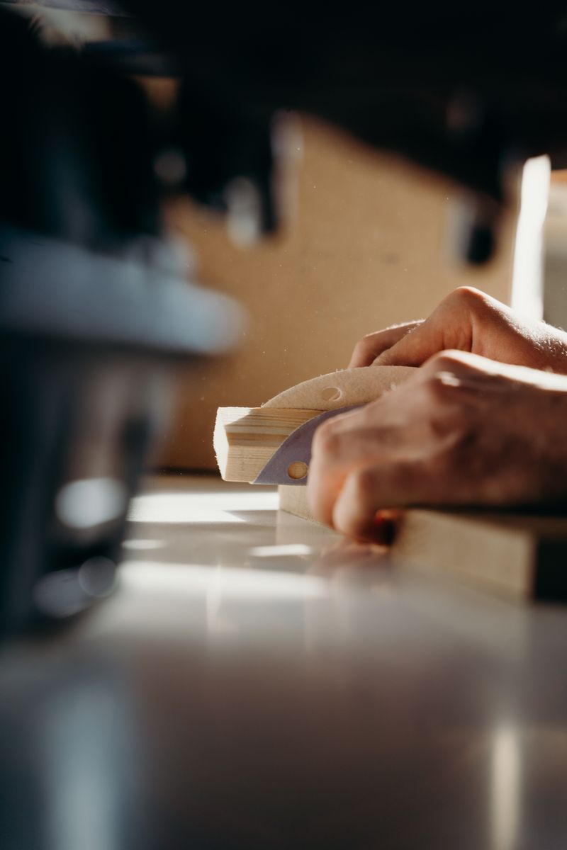 Carpentiere che leviga il legno con cura