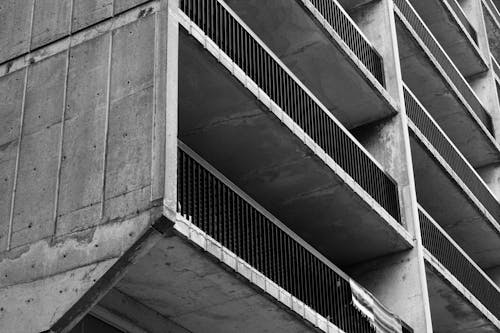 Foto d'estoc gratuïta de arquitectura, baranes metàl·liques, blanc i negre