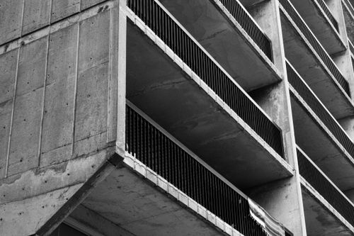 Free A black and white photo capturing the dramatic angles of modern concrete architecture. Stock Photo
