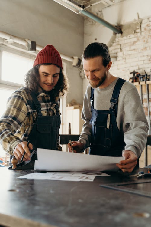 Gratis lagerfoto af arbejder, arbejdsbord, arbejdstagere