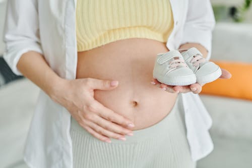 Foto d'estoc gratuïta de calçat per a bebès, embarassada, expectant