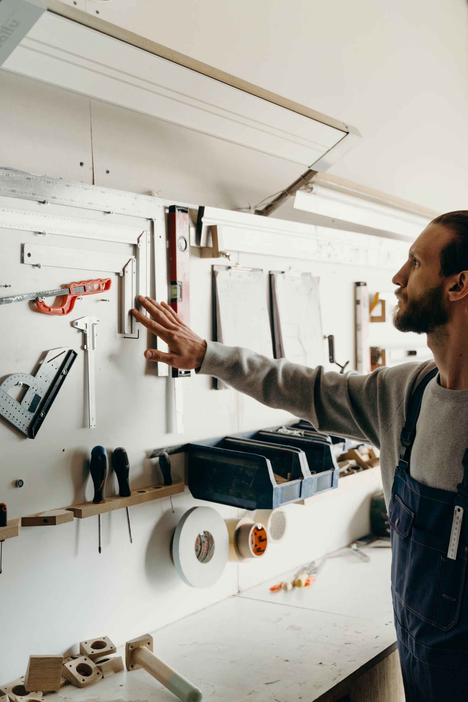 Artisan électricien professionnel en uniforme, attitude d'expert confirmé