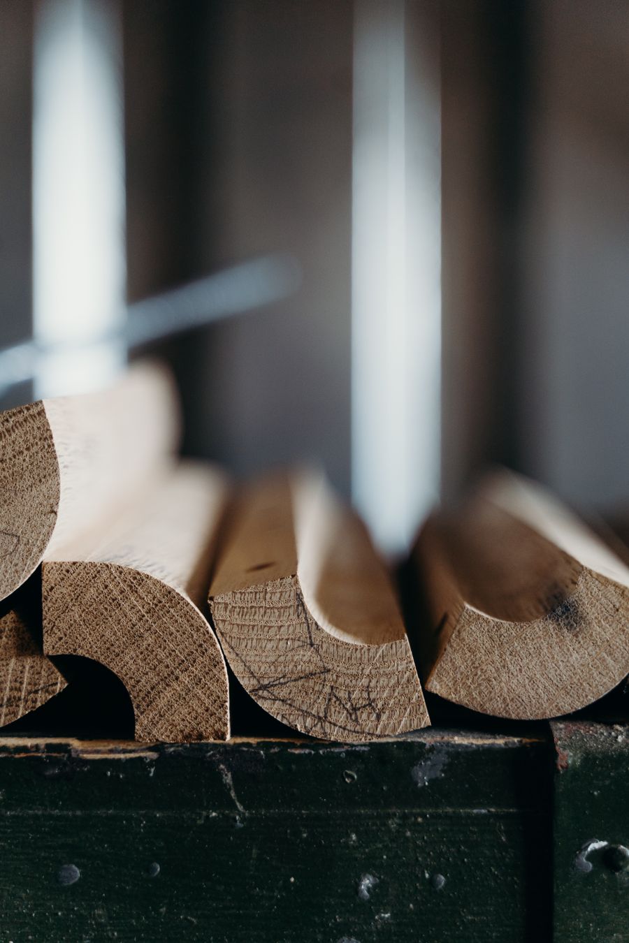 Perfiles y molduras de madera en taller