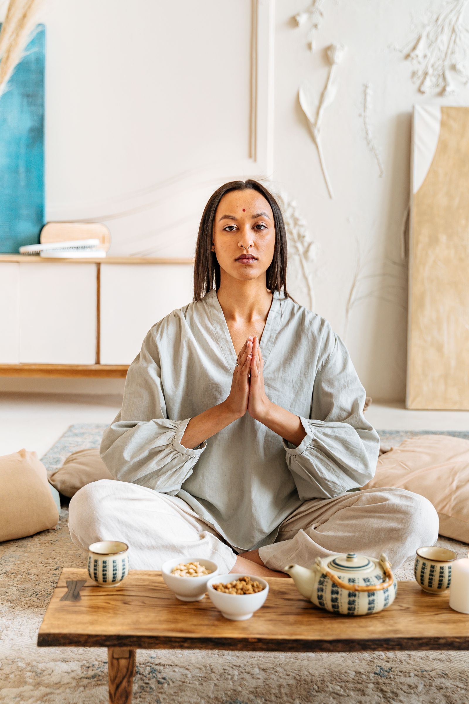 Pessoa praticando meditação em ambiente tranquilo