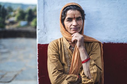 Free Senior Indian woman in headscarf standing outdoors in traditional attire with a thoughtful expression. Stock Photo