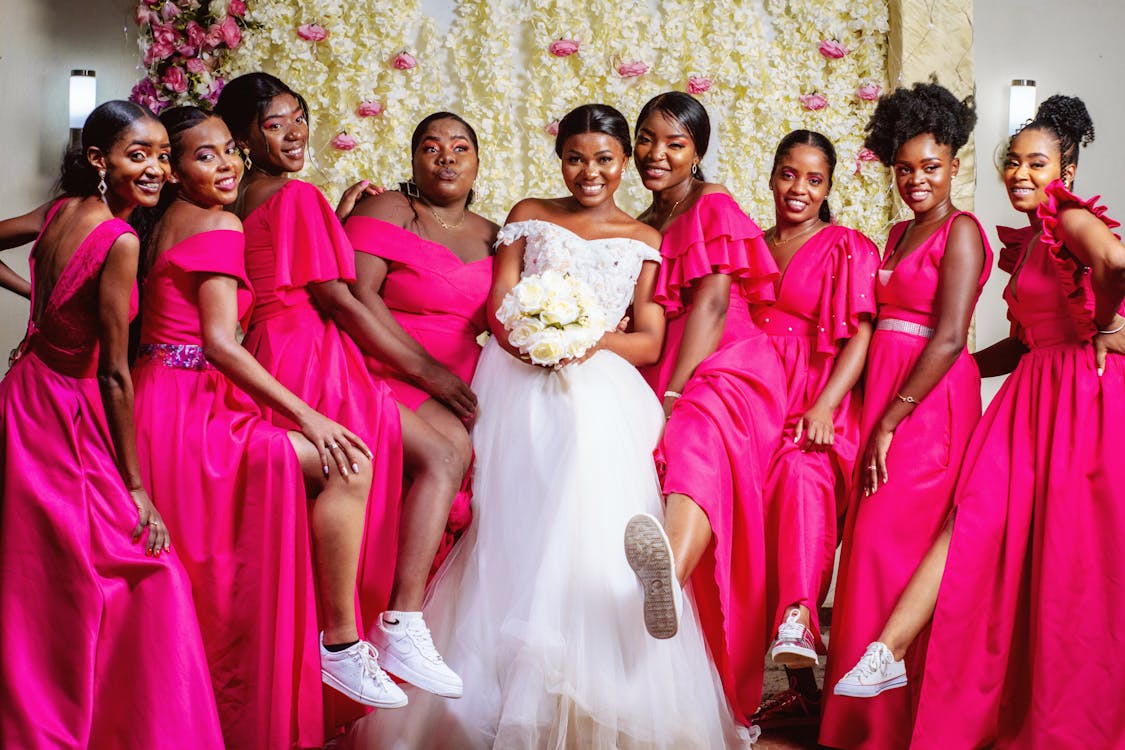 Бесплатное стоковое фото с афроамериканские девушки, близость, букет невесты