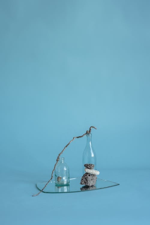 Kostenloses Stock Foto zu blauem hintergrund, spiegel, vasen