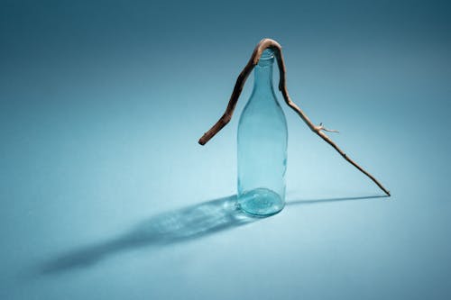 Прозрачная стеклянная бутылка с водой
