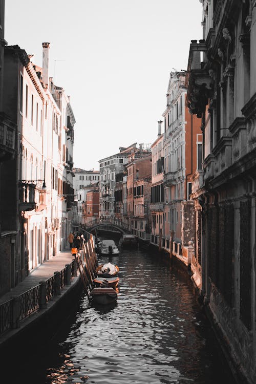 Foto d'estoc gratuïta de barques, canal, edificis