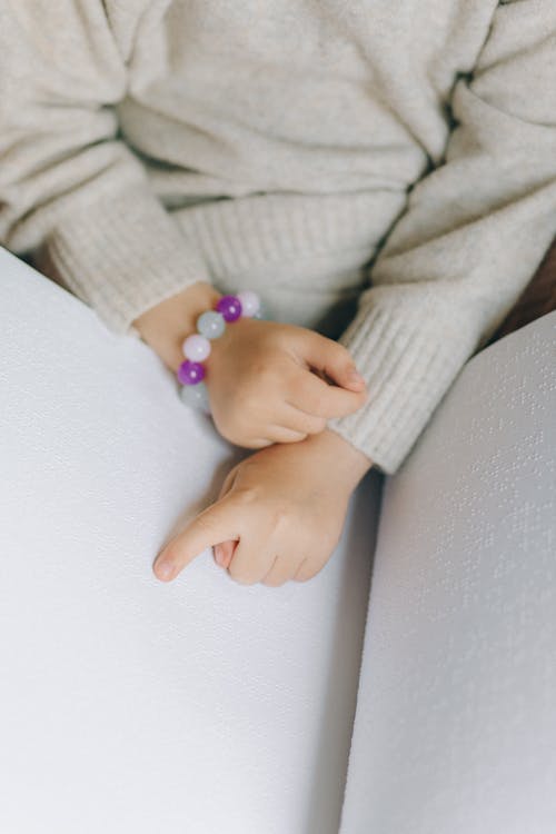 Základová fotografie zdarma na téma braille, dítě, dotýkání