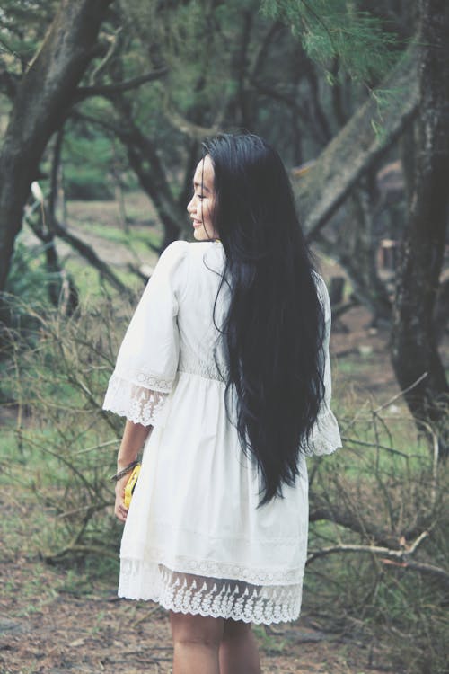 Fotografía De Enfoque Superficial De Mujer En Mini Vestido Blanco Cerca De árboles