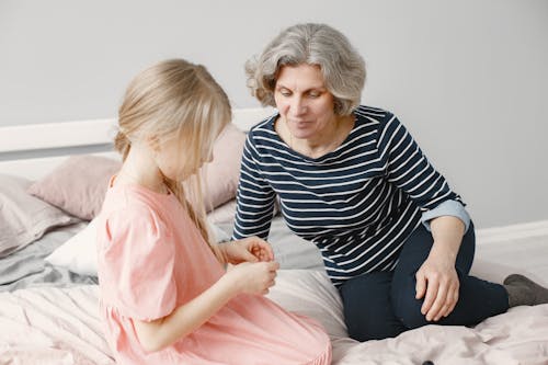 Kostenloses Stock Foto zu bett, enkelin, familie