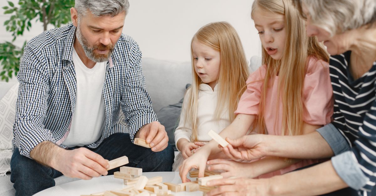 Fra sneeventyr til hyggelige stunder: Sådan finder du leg til hele familien